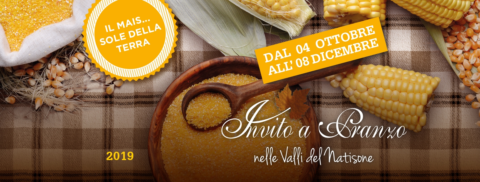 Copertina Invito a Pranzo d'Autunno 2019 con una ciotola e un cucchiaio in legno con all'interno del mais